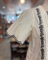 Chemisier blanc plissé avec des broderies noires