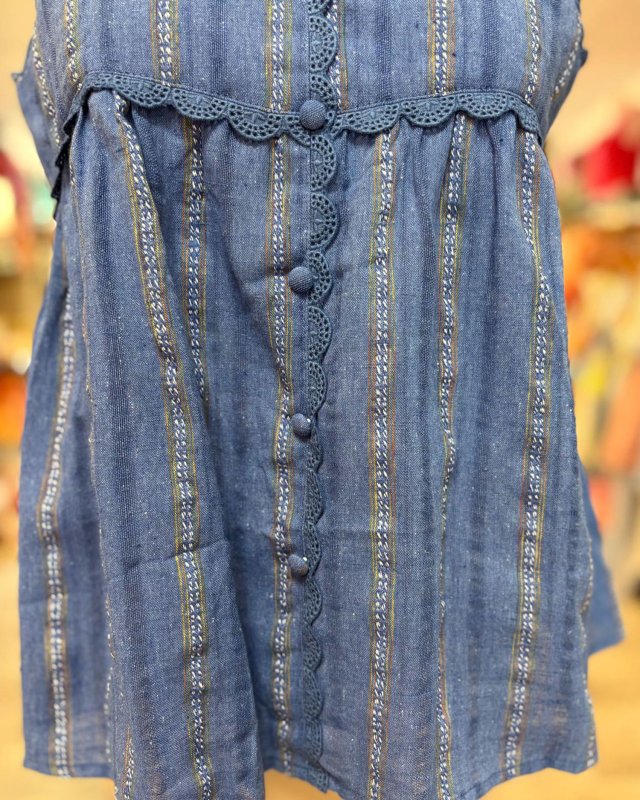 Blouse bleue à bretelles larges