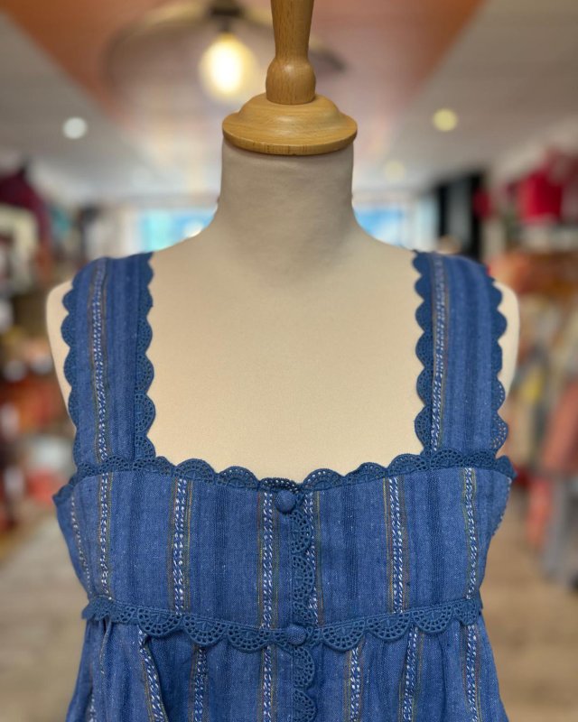 Blouse bleue à bretelles larges