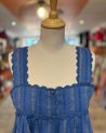 Blouse bleue à bretelles larges