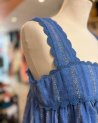 Blouse bleue à bretelles larges
