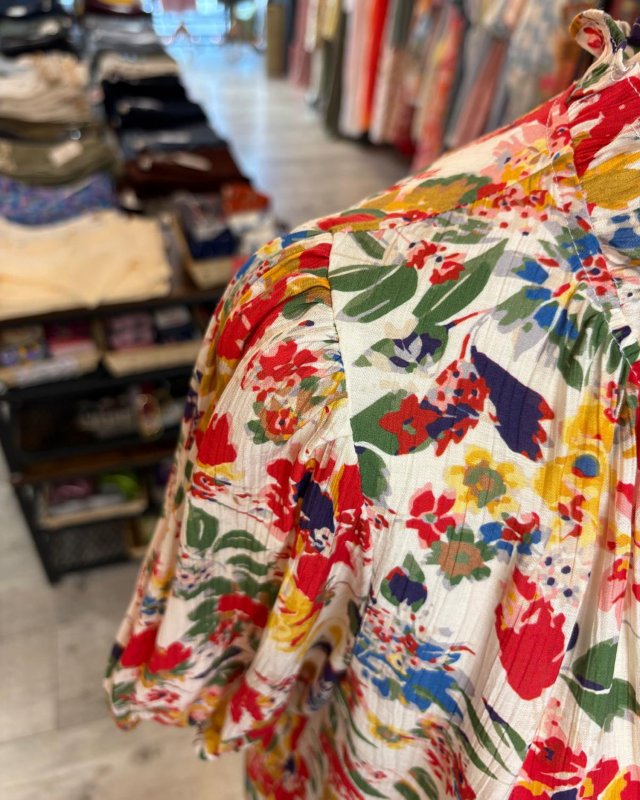 Blouse fluide à motif fleuri multicolore