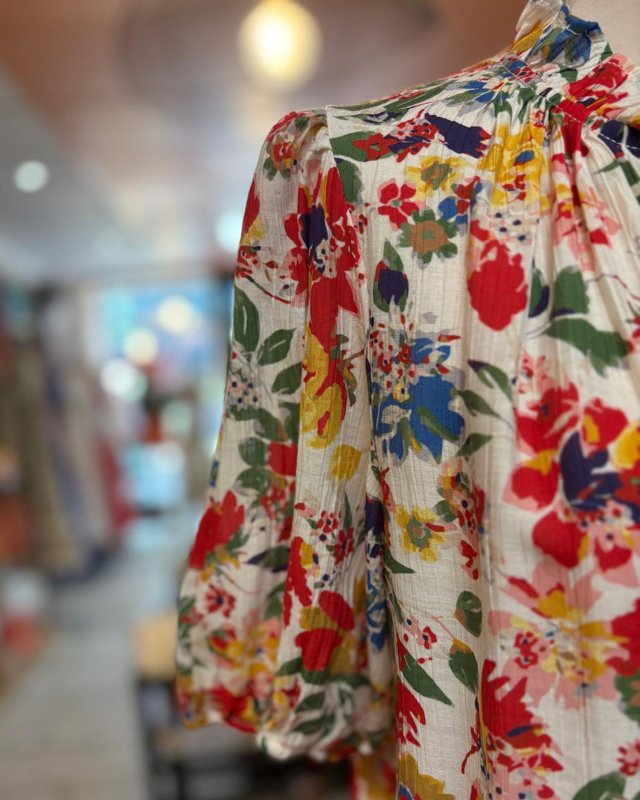 Blouse fluide à motif fleuri multicolore