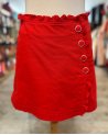 Jupe short rouge avec des petits volants