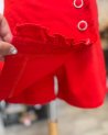 Jupe short rouge avec des petits volants