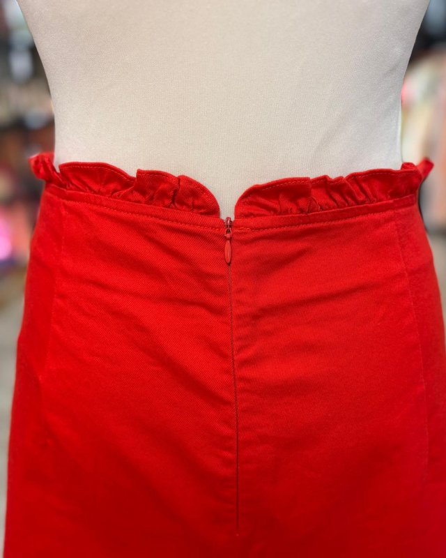 Jupe short rouge avec des petits volants
