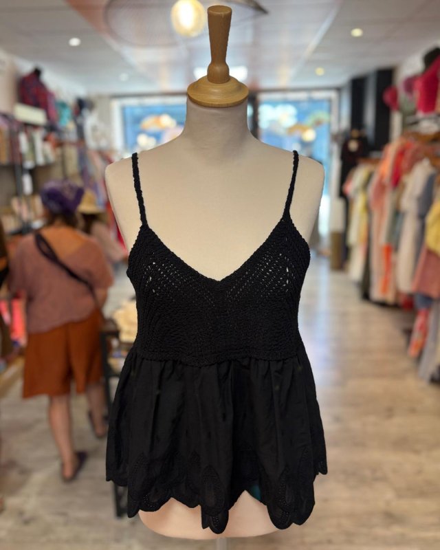 Petit top en crochet noir...