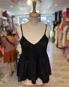 Petit top en crochet noir et fines bretelles
