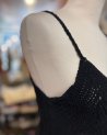 Petit top en crochet noir et fines bretelles