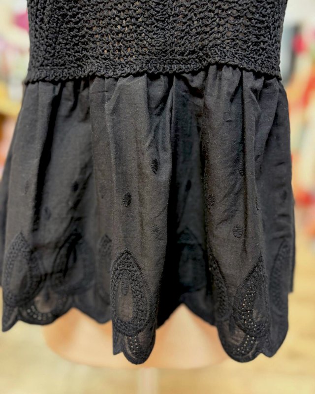 Petit top en crochet noir et fines bretelles