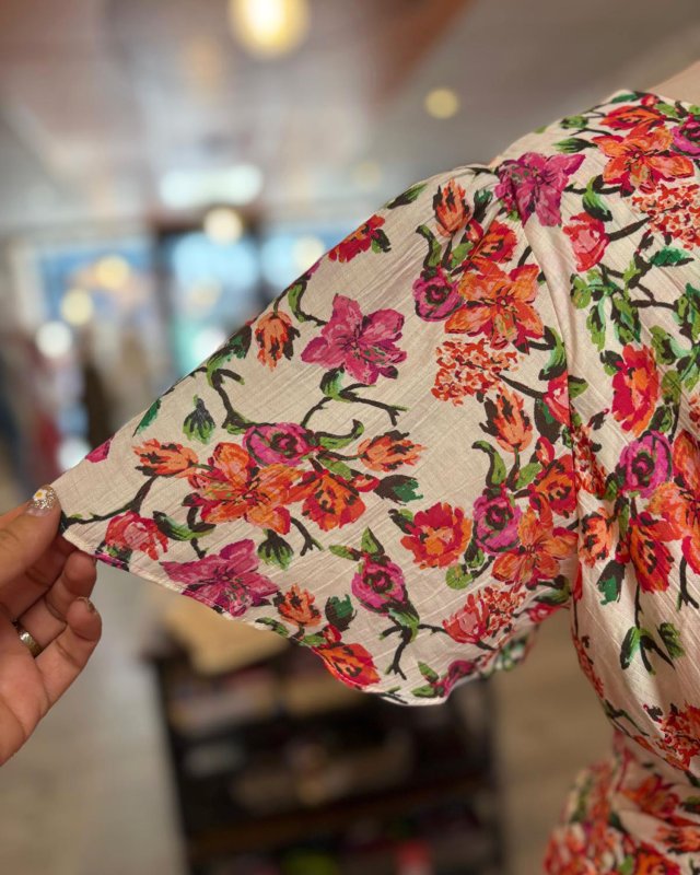 Longue robe écrue à motif fleuri