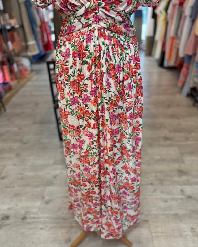 Longue robe écrue à motif fleuri