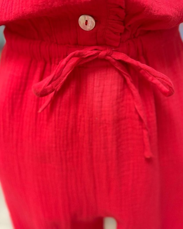 Combinaison en gaze de coton rouge sans manches