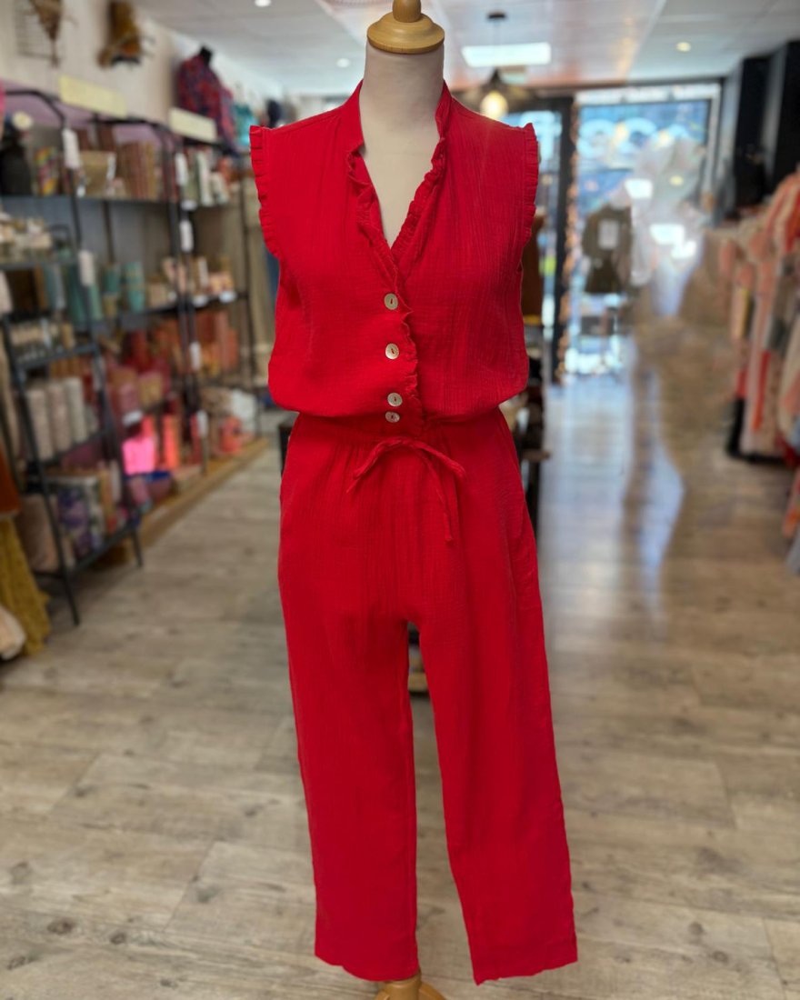 Combinaison en gaze de coton rouge sans manches