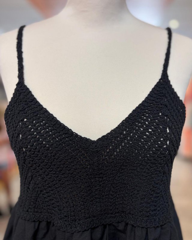 Petit top en crochet noir et fines bretelles