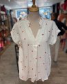 Blouse en gaze de coton blanc à petits coeurs rouges