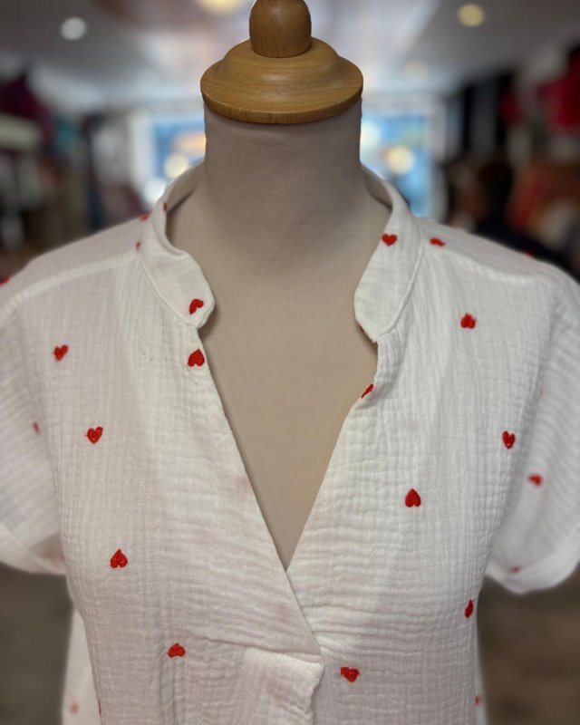 Blouse en gaze de coton blanc à petits coeurs rouges