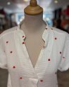Blouse en gaze de coton blanc à petits coeurs rouges