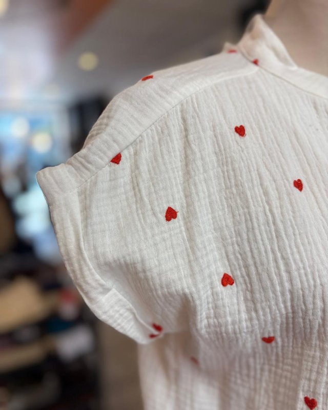 Blouse en gaze de coton blanc à petits coeurs rouges