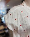Blouse en gaze de coton blanc à petits coeurs rouges