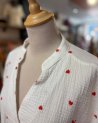Blouse en gaze de coton blanc à petits coeurs rouges