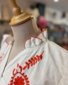 Chemisier blanc sans manches avec des broderies fleuries