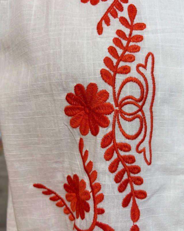 Chemisier blanc sans manches avec des broderies fleuries