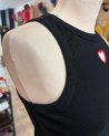 Débardeur noir à coeur ajouré rouge