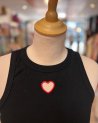 Débardeur noir à coeur ajouré rouge