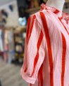 Chemisier en gaze de coton rose à rayures rouges