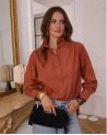 Chemise terracotta à col montant plissé