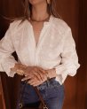 Blouse blanche fleurie à manches longues élastiquées