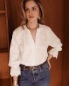 Blouse blanche fleurie à manches longues élastiquées