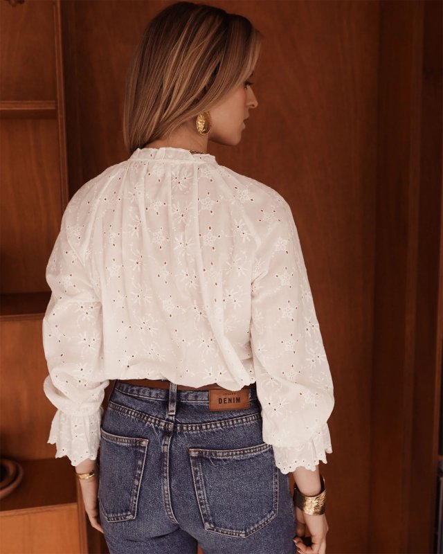 Blouse blanche fleurie à manches longues élastiquées