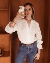 Blouse blanche fleurie à manches longues élastiquées