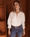 Blouse blanche fleurie à manches longues élastiquées