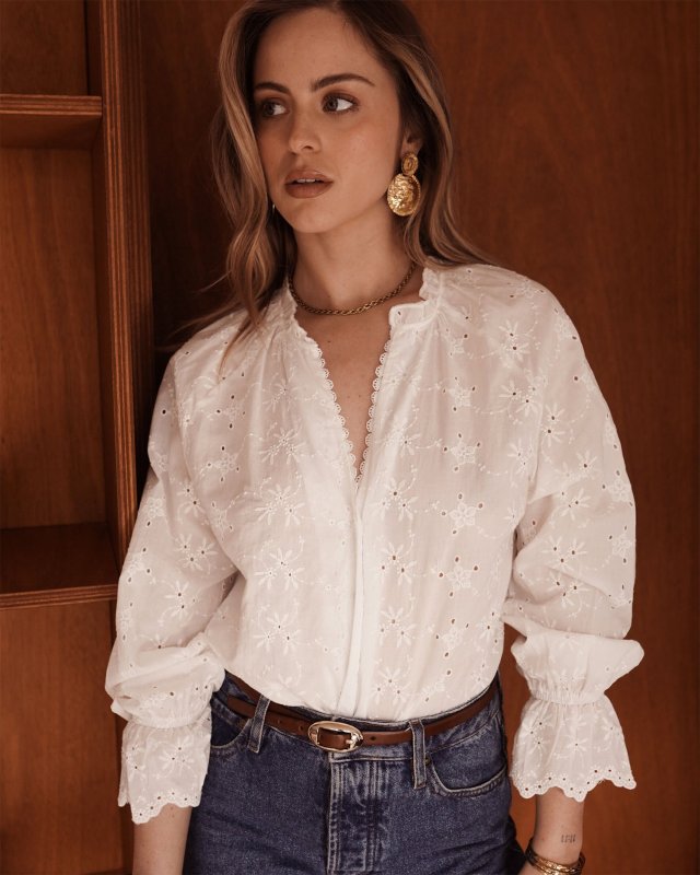 Blouse blanche fleurie à manches longues élastiquées