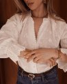 Blouse blanche fleurie à manches longues élastiquées