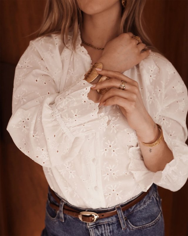 Blouse blanche fleurie à manches longues élastiquées