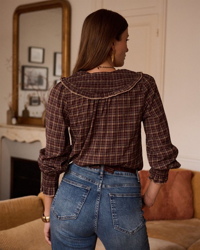 Blouse à carreaux bordeaux et grand col smocké