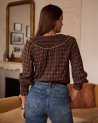 Blouse à carreaux bordeaux et grand col smocké