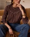 Blouse à carreaux bordeaux et grand col smocké