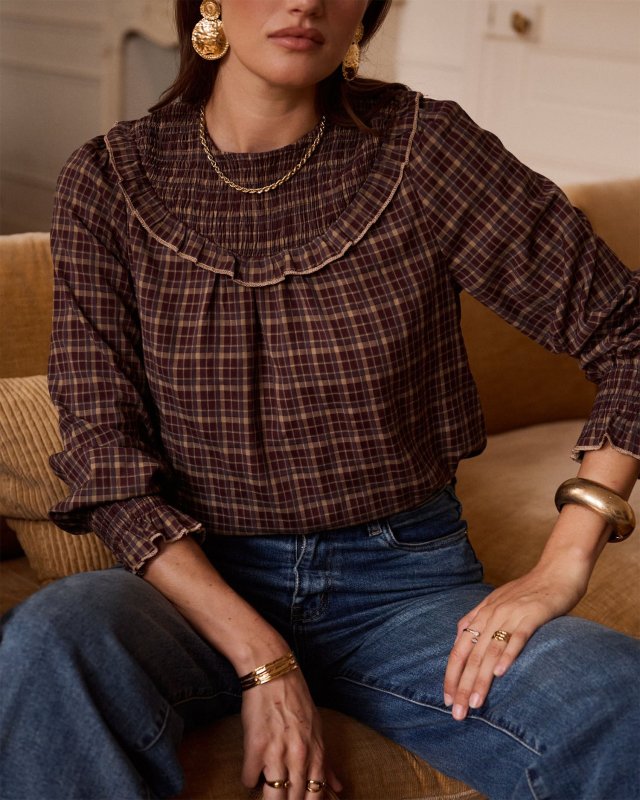 Blouse à carreaux bordeaux et grand col smocké