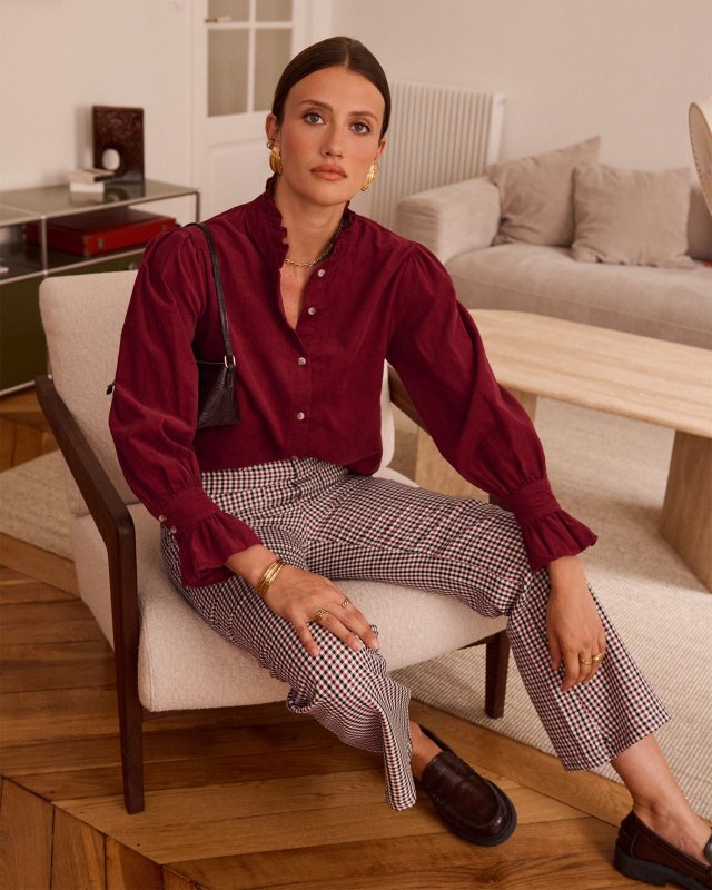 Chemise en velours bordeaux à col montant