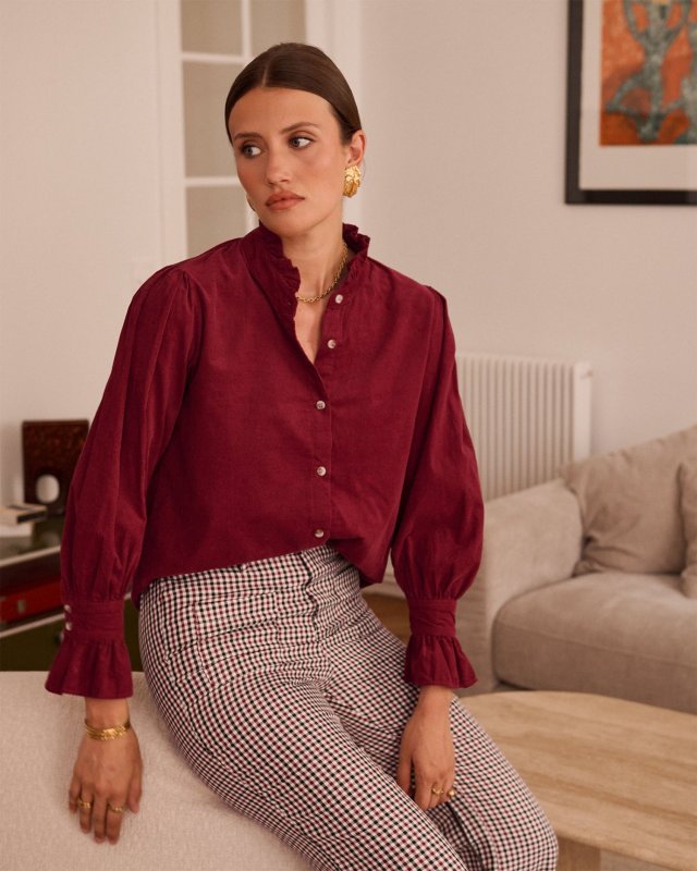 Chemise en velours bordeaux à col montant
