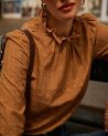 Blouse camel brodée avec un col froncé