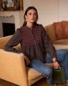 Blouse smockée kaki à motif fleuri fuchsia
