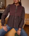 Blouse smockée kaki à motif fleuri fuchsia