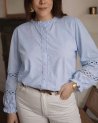 Blouse bleu ciel à manches bouffantes brodées