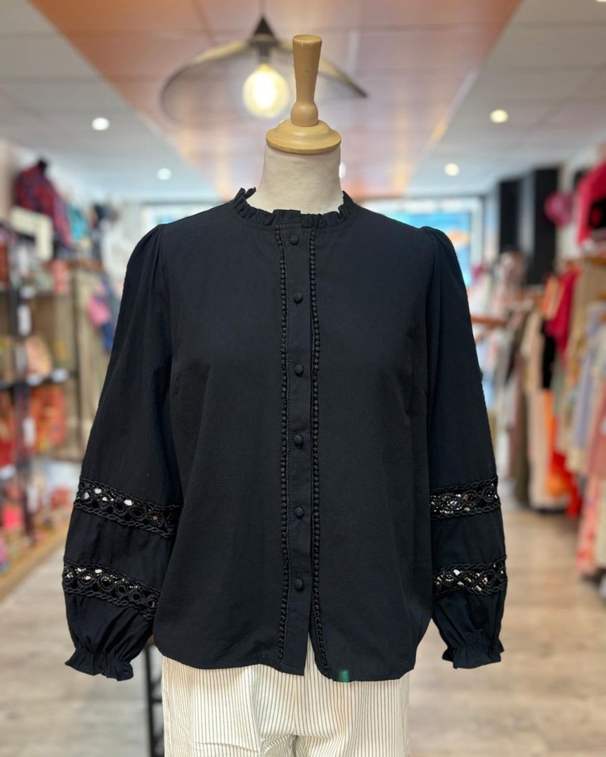 Blouse noire à manches bouffantes brodées
